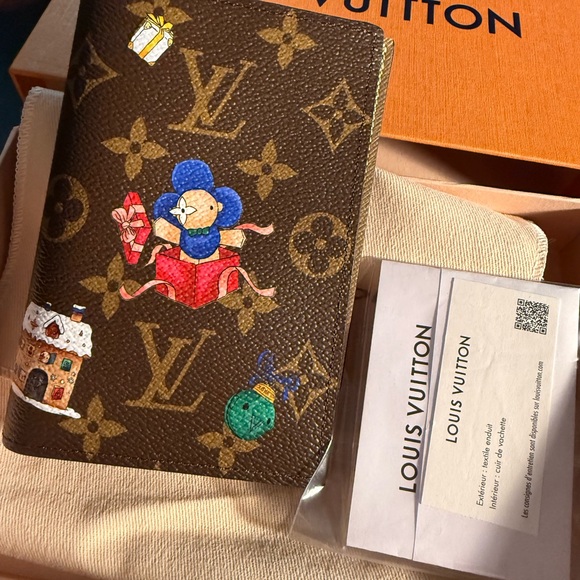 Louis Vuitton Accessories - Louis Vuitton NEW Viv Brown Monogram Passport Cover with Illustrations